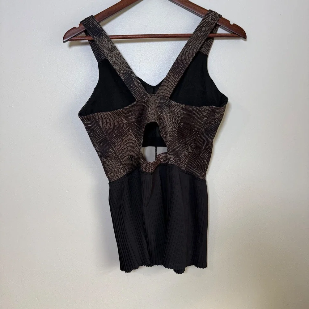 Lululemon Pleated Geometric Keyhole Back Active‎ Tank Top Size 10 Black Bronze